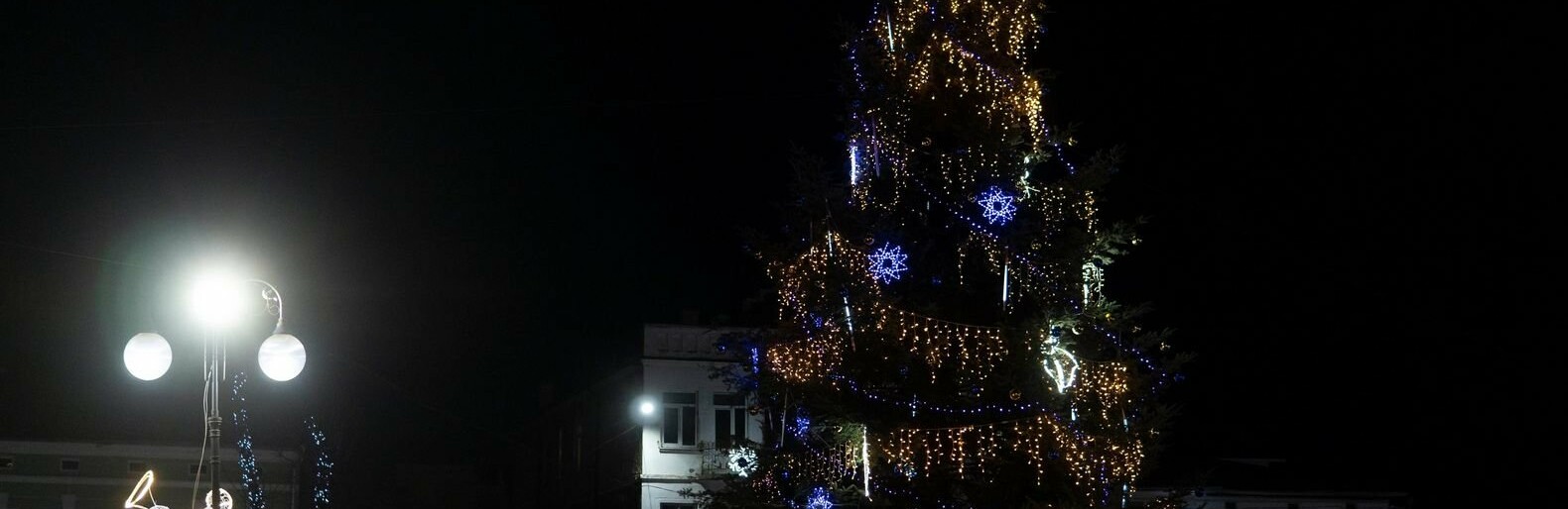 Калуш прийняв Вифлеємський вогонь миру і засвітив головну ялинку. Калуш прийняв Вифлеємський вогонь миру і засвітив головну ялинку.