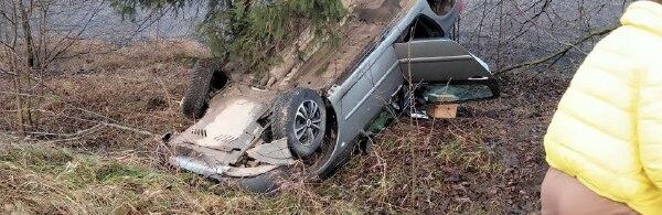 На Городенківщині автомобіль з маленькою дитиною злетів у кювет і п... На Городенківщині автомобіль з маленькою дитиною злетів у кювет і перекинувся на дах