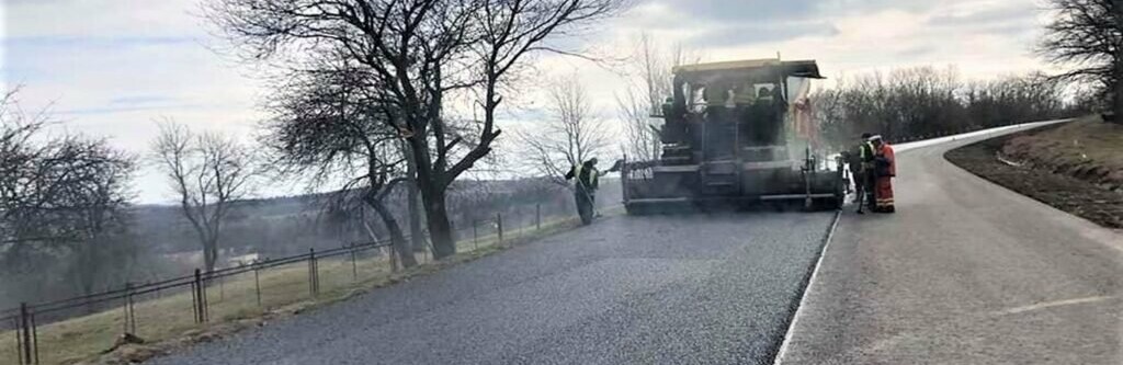 На дорозі Н-09 Мукачево – Львів біля Старуні влаштовують верхній шар щебенево-мастикового асфальтобетону.