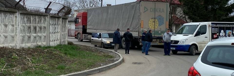“Проїзду немає”: у Франківську трапилася ДТП. “Проїзду немає”: у Франківську трапилася ДТП.