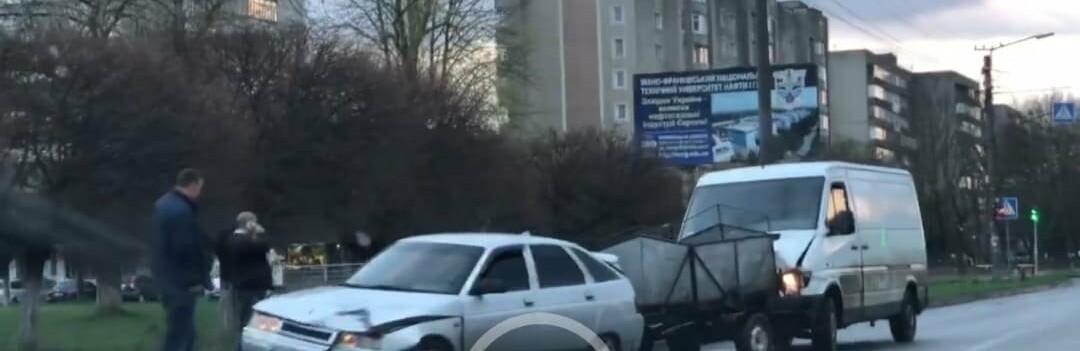 На Набережній зіткнулися легковик та мікроавтобус