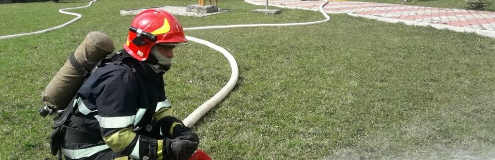 Верховинські рятувальники гасили умовну пожежу в церкві