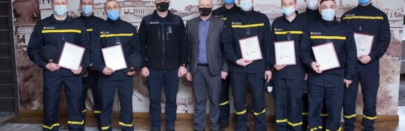 “Врятували на пожежі 18 людей: на Прикарпатті нагородили рятувальників 