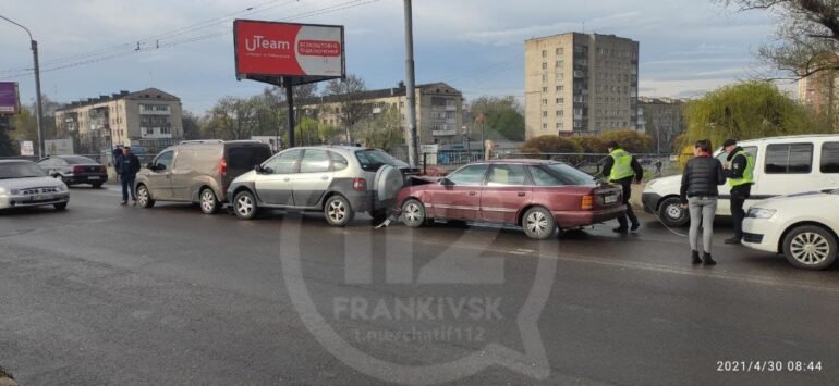 Зранку в Івано-Франківську зіткнулися 3 автівки