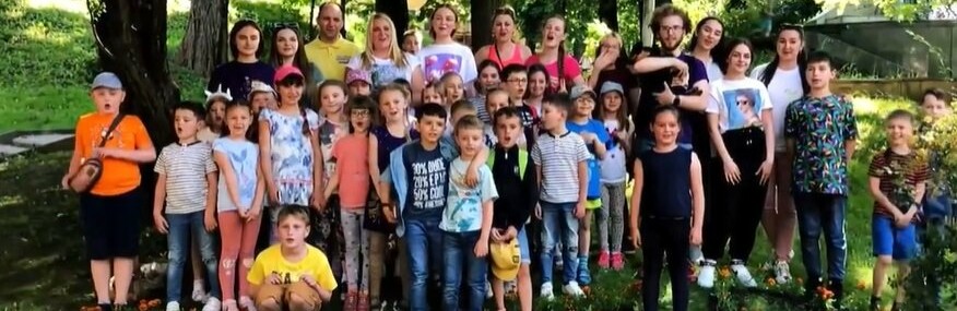 В Івано-Франківську до Дня батька висадили квіткову композицію у вигляді слова 