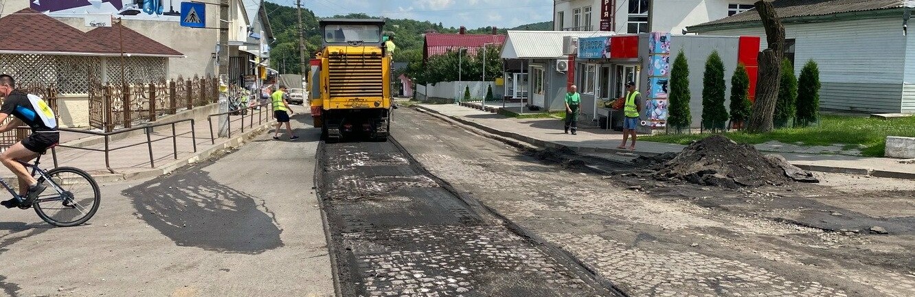 На Коломийщині під старим асфальтом знайшли австрійську бруківку