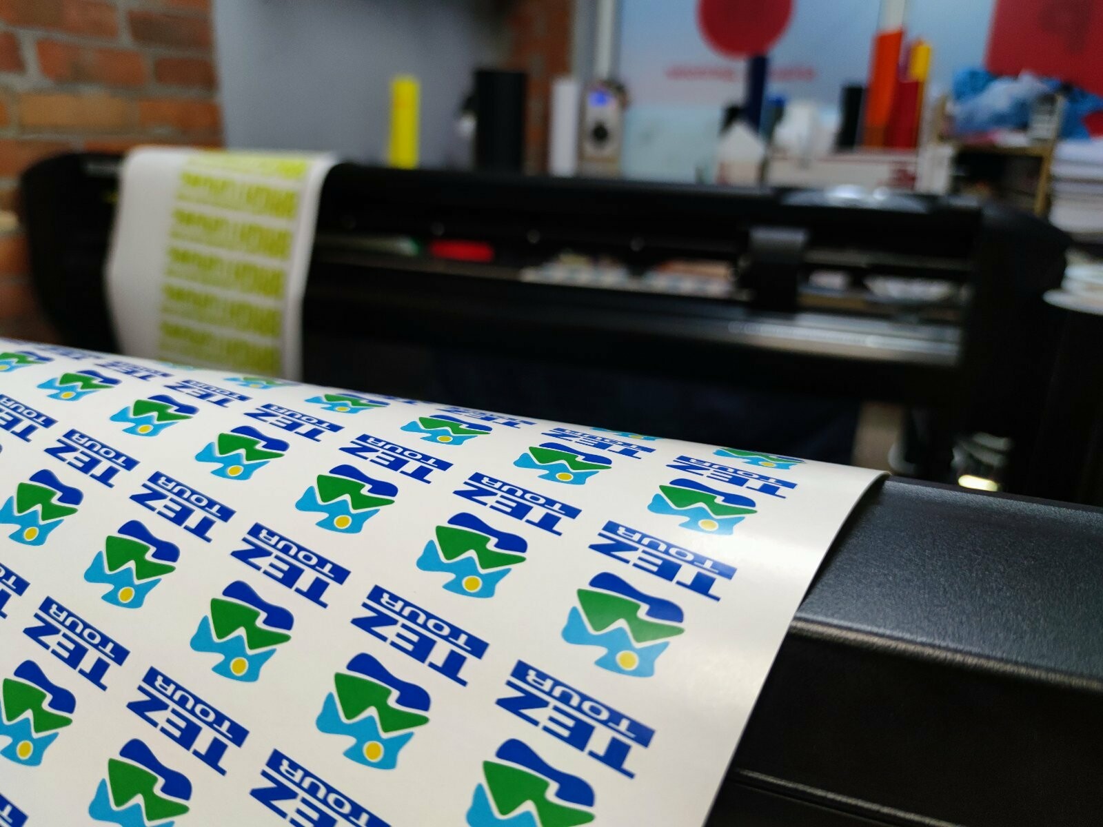 Изготовление наклеек с логотипом, круглые наклейки в типографии РАЗ