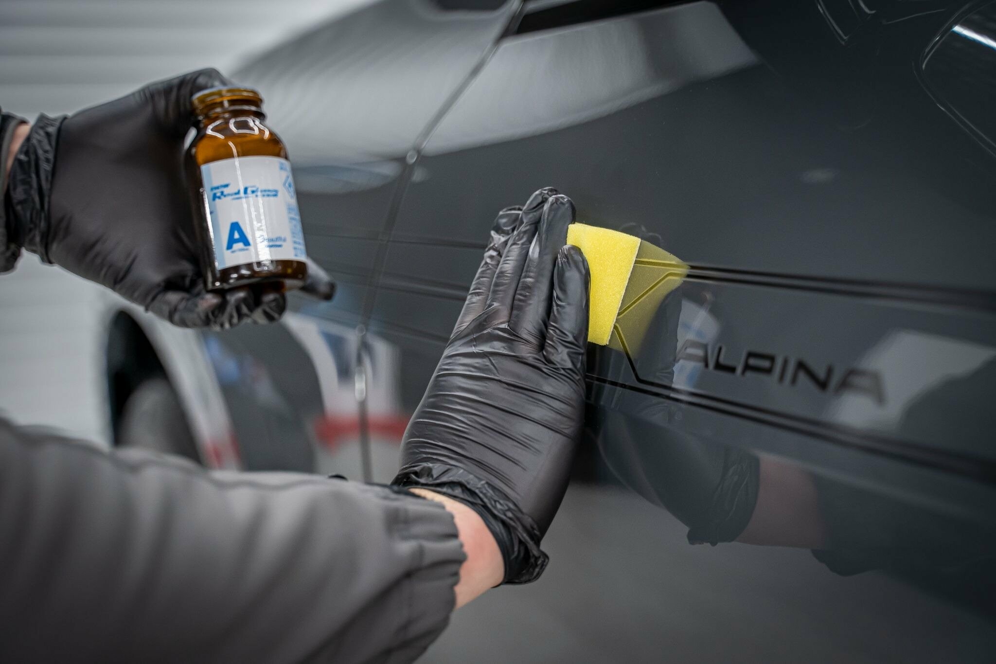 Щоб надовго зберегти блиск, наносять захисні покриття