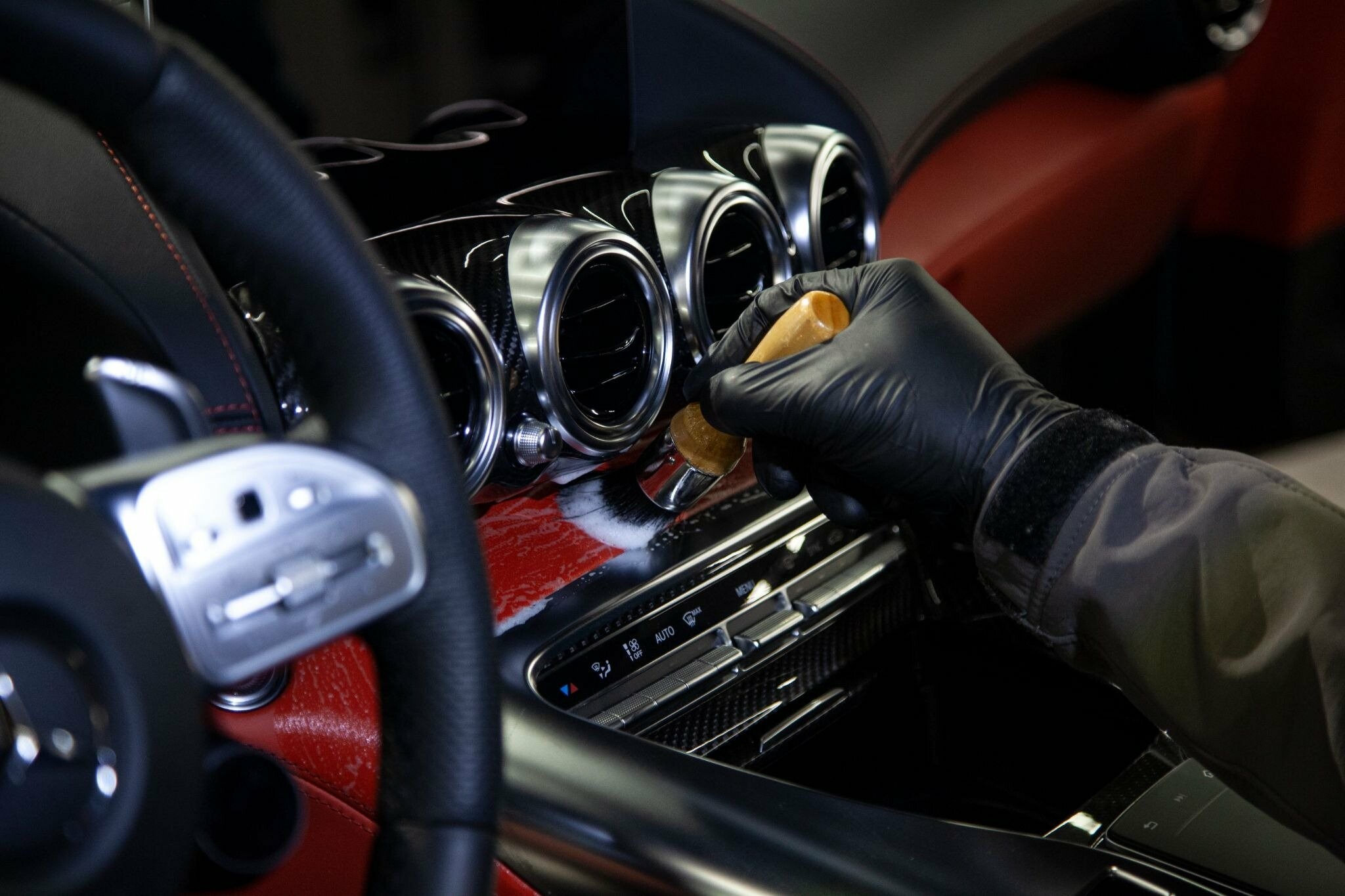 Кожен елемент салону очищають та покривають захистом