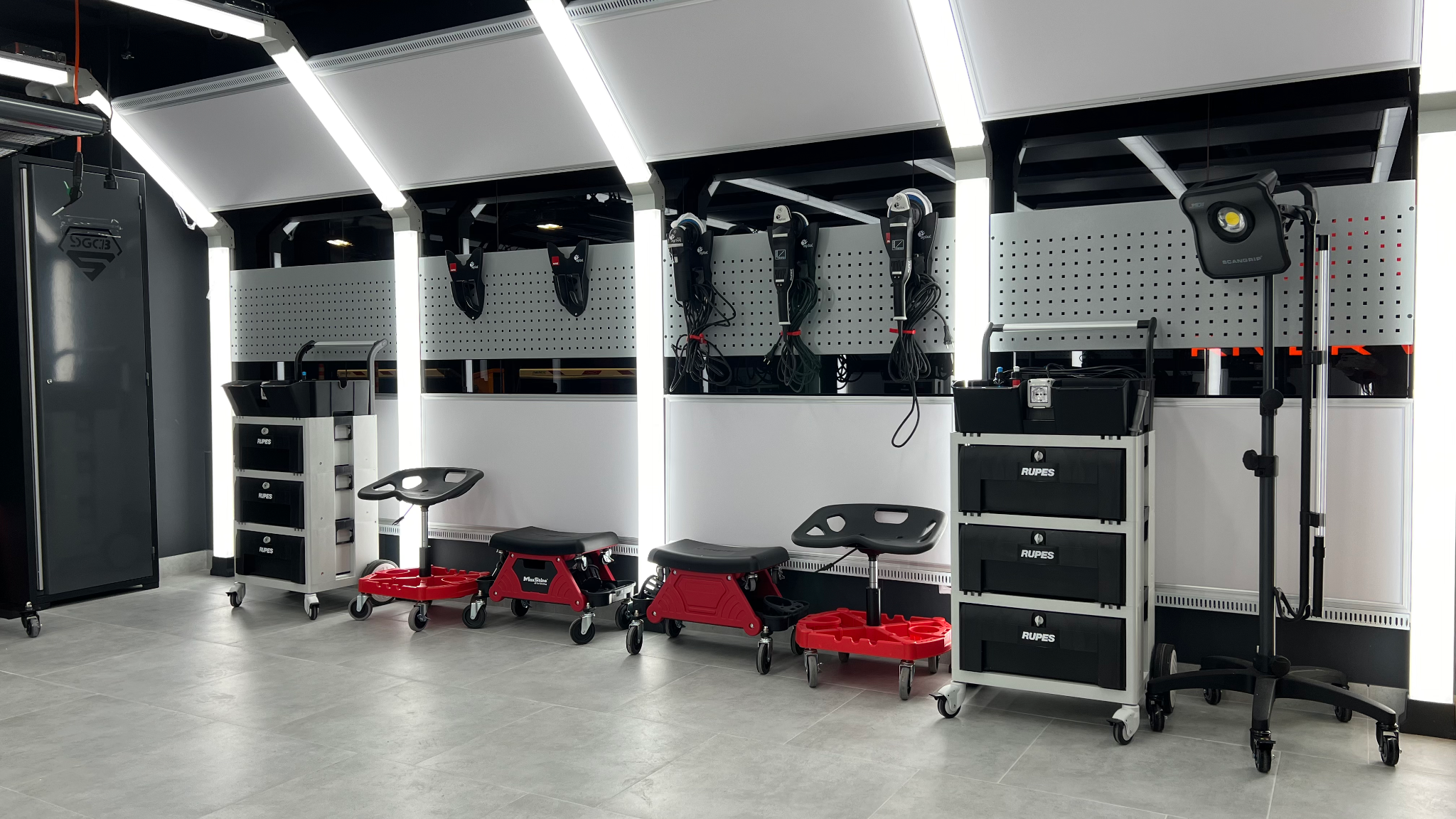 Детейлінг-студії оснащені дорогим обладнанням та професійним освітленням