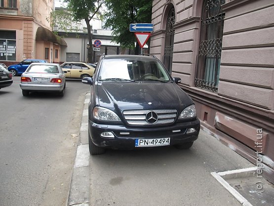 машини на тротуарі3 машини на тротуарі3