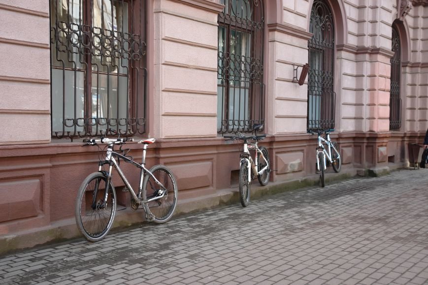 В Івано-Франківську на одну велопарковку стало більше (фото) - фото 1