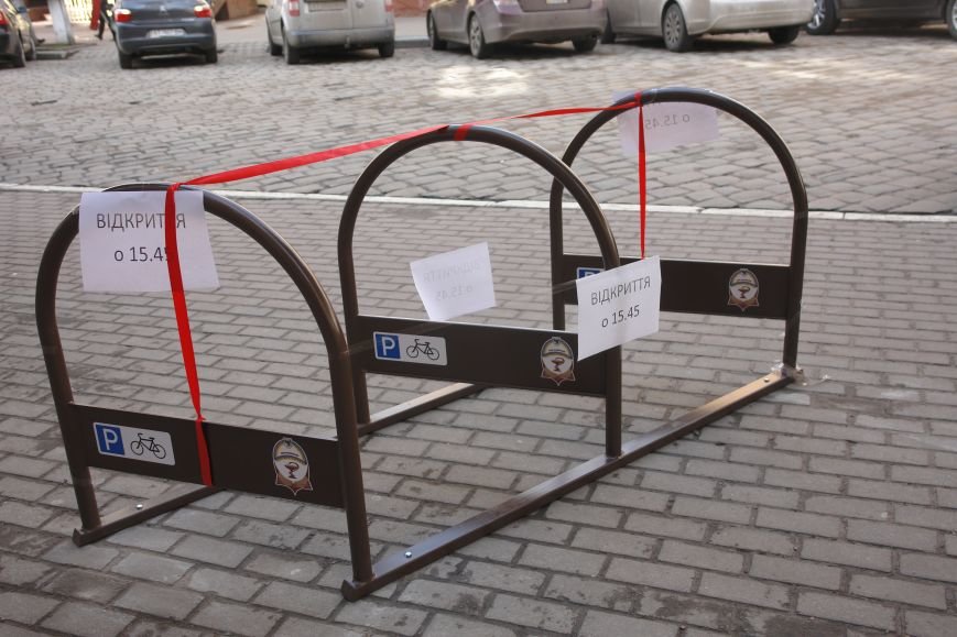 В Івано-Франківську на одну велопарковку стало більше (фото) - фото 2